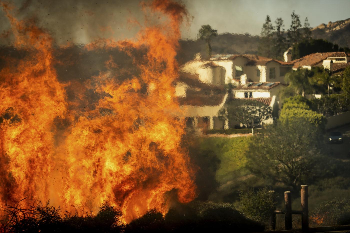Incendi Los Angeles, cinque morti e fiamme a Hollywood. Sceriffo: “Numero vittime salirà”