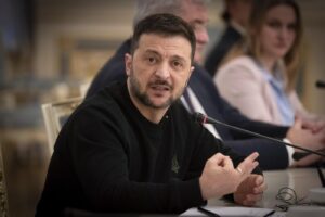 Il presidente ucraino Volodymyr Zelensky incontra il ministro degli Esteri finlandese Elina Valtonen a Kiev, Ucraina