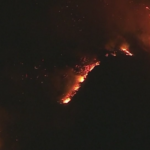 Incendi a Los Angeles, la linea di fuoco a Pacific Palisades vista dall’alto