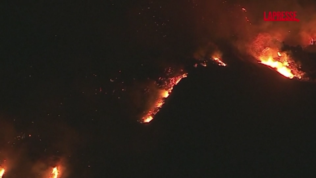 Incendi a Los Angeles, la linea di fuoco a Pacific Palisades vista dall’alto