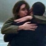 Cecilia Sala e la foto con Daniele Raineri: “Ho il cuore pieno di gratitudine, in testa chi non può ancora vedere il cielo”