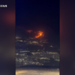 Usa, gli incendi boschivi in ​​California visti da un aereo passeggeri