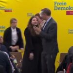 Germania, ex ministro delle Finanze Lindner aggredito con una torta in faccia