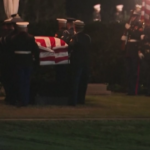 Jimmy Carter, conclusi i sei giorni di riti funebri: il feretro sepolto in Georgia