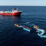 Migranti, Ocean Viking soccorre 101 persone, tra loro donne e bambini