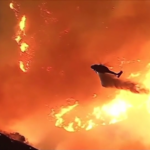 Los Angeles, elicotteri a lavoro per domare il rogo di Palisades
