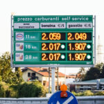 Benzina, prezzo schizza: in autostrada picchi a 2,4 euro al litro