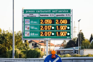 Caro carburanti - Benzina a 2,822 euro al litro al distributore sulla A8 Varese-Milano