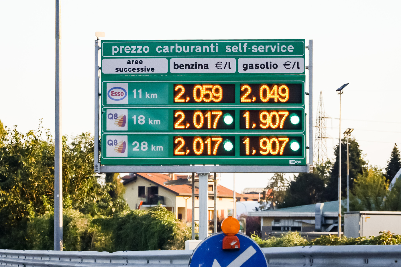 Benzina, prezzo schizza: in autostrada picchi a 2,4 euro al litro