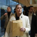 Francia, anche figlia di Gisele Pelicot denuncia: “Sedata e abusata da mio padre per 10 anni”