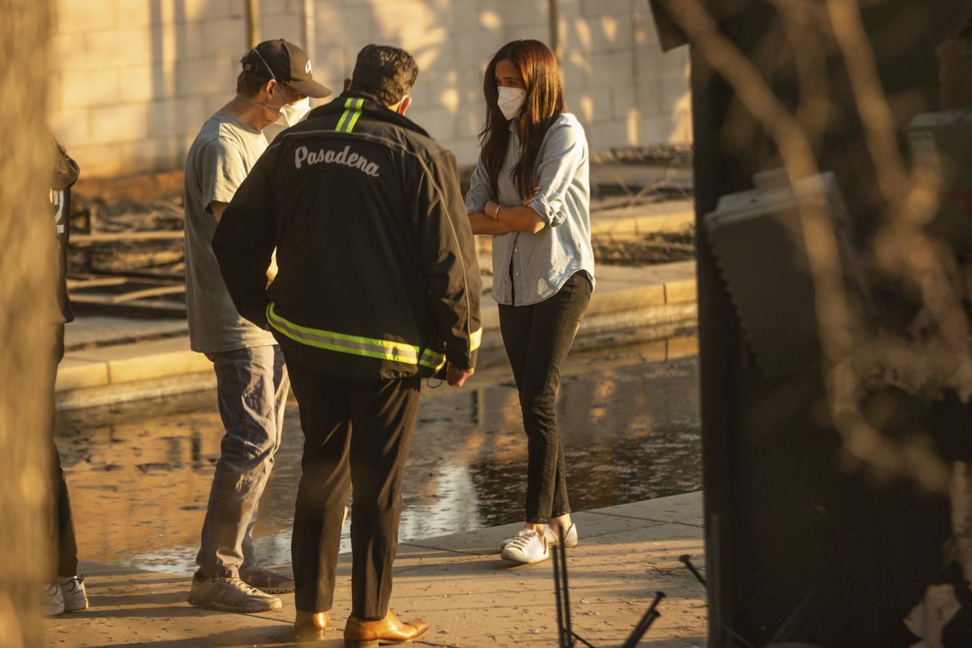Incendi Los Angeles, Harry e Meghan tra i residenti di Pasadena. Migliaia senza luce