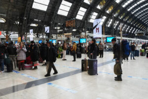 Milano, cancellazione e ritardi dei treni alla stazione centrale a causa di un guasto alla line elettrica