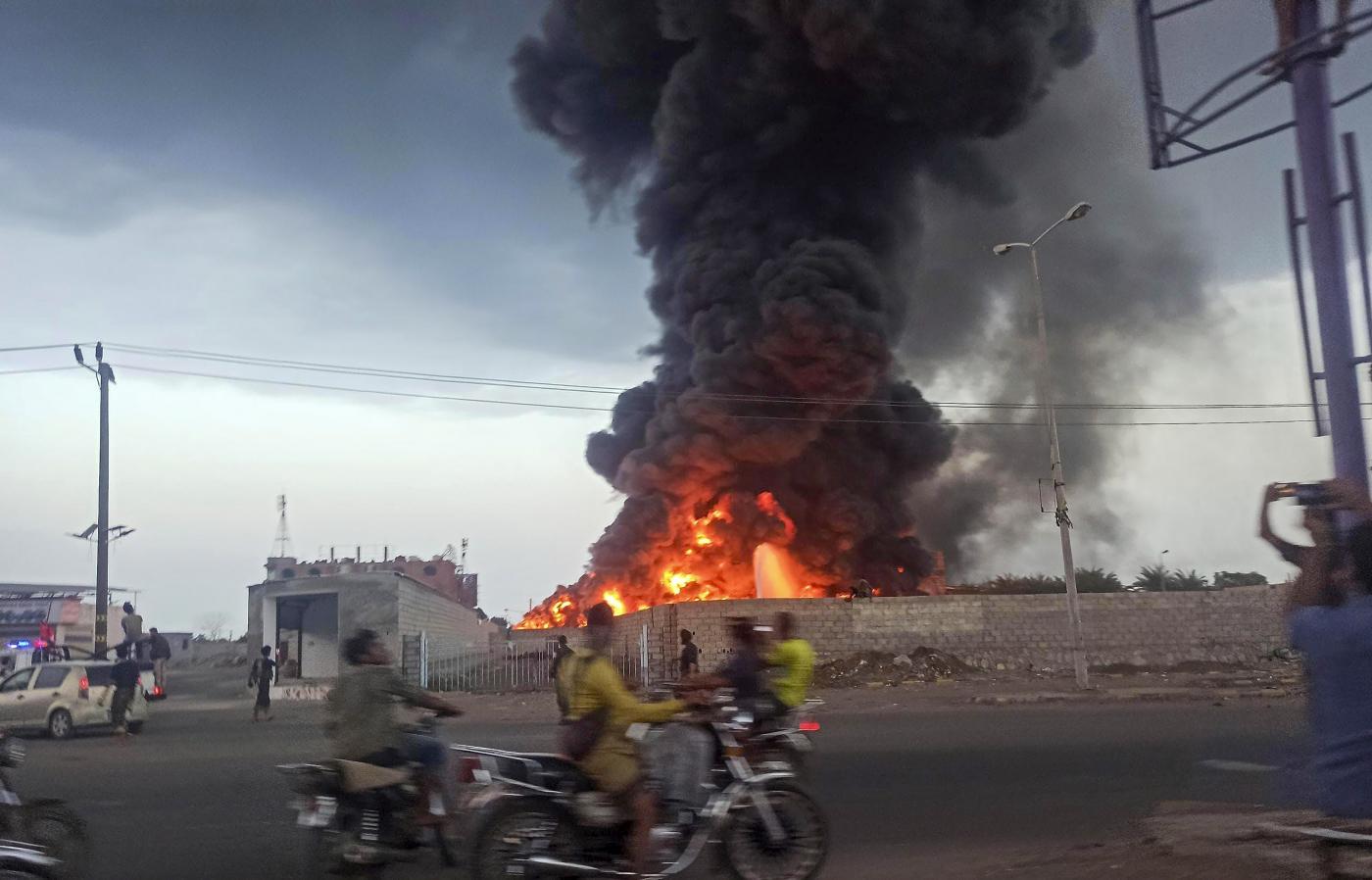 Yemen, esplosione a stazione di servizio: morti e feriti Yemen, esplosione a stazione di servizio: morti e feriti