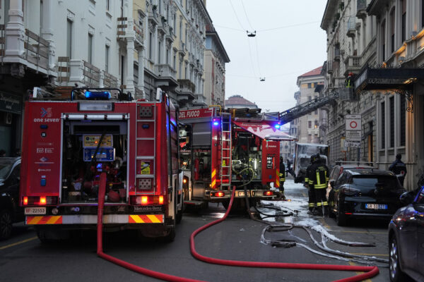 Milano, Furgone Esselunga bruciato