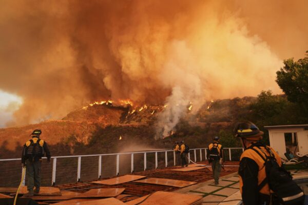 Incendi Los Angeles, sale a 16 il bilancio delle vittime