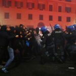Morte Ramy Elgaml, a Roma bottiglie e petardi contro gli agenti: la polizia carica i manifestanti
