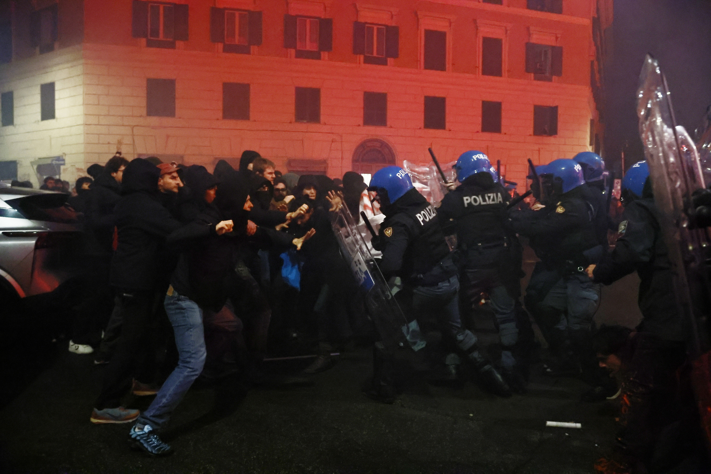 Morte Ramy Elgaml, a Roma bottiglie e petardi contro gli agenti: la polizia carica i manifestanti
