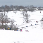 Nashville, pesante nevicata: i cittadini spalano senza sosta