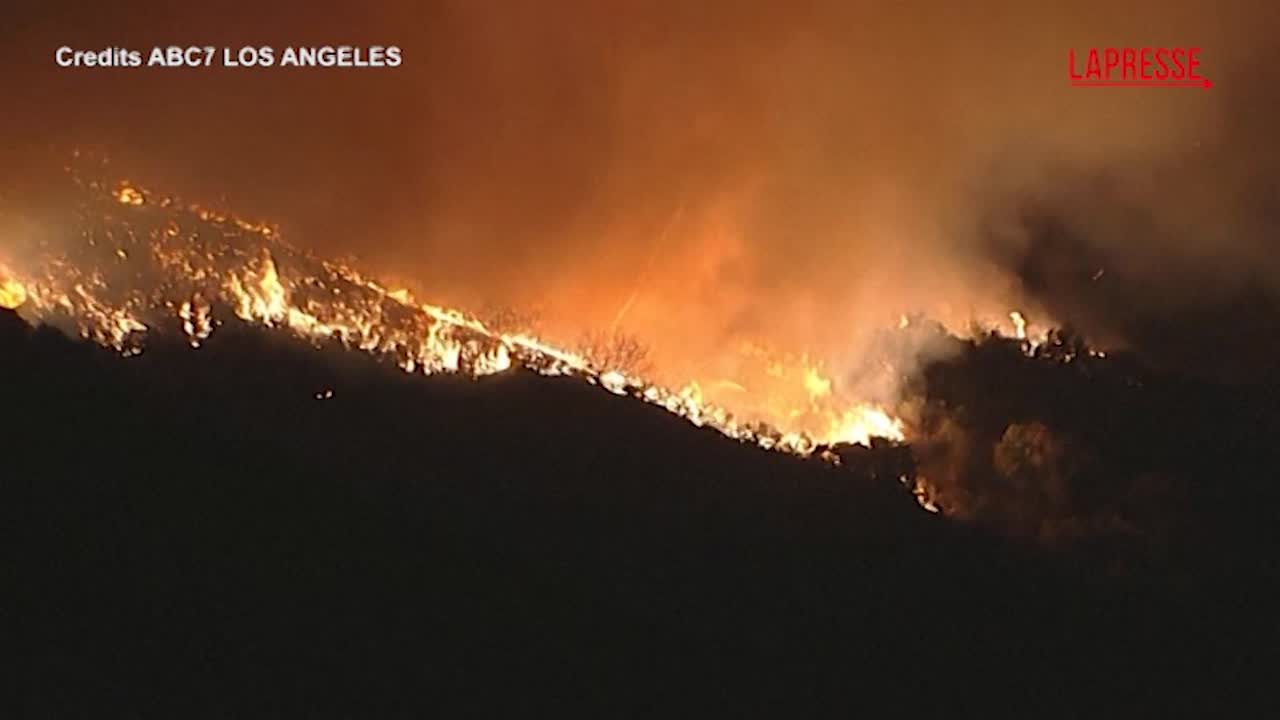 Incendi a Los Angeles, tornado di fuoco avvisato in California