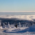 Germania, escursionisti sulla vetta del Brocken: il paesaggio è mozzafiato