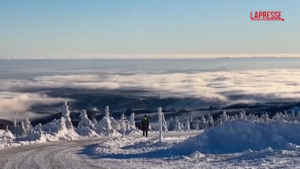 Germania, escursionisti sulla vetta del Brocken: il paesaggio è mozzafiato