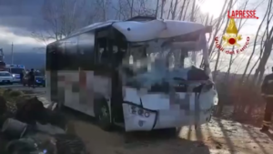 Firenze, albero cade su scuolabus a Rignano sull’Arno: le immagini