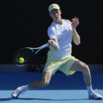Australian Open 2025, esordio ok per Sinner: battuto Jarry in 3 set