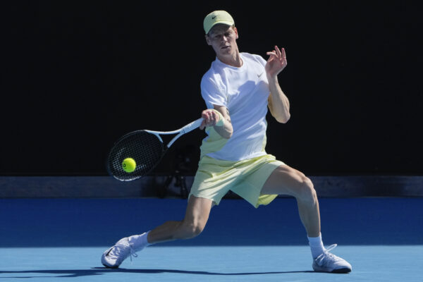 Australian Open 2025, esordio ok per Sinner: battuto Jarry in 3 set