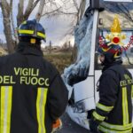 Maltempo, albero cade su uno scuolabus a causa del forte vento