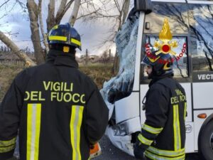 Maltempo, albero cade su uno scuolabus a causa del forte vento