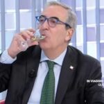L’Aria che Tira, Maurizio Gasparri beve un prosecco e fa l’etilometro in diretta
