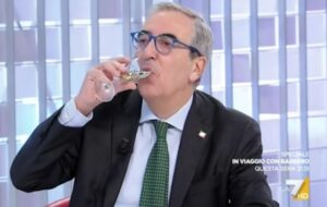 L’Aria che Tira, Maurizio Gasparri beve un prosecco e fa l’etilometro in diretta