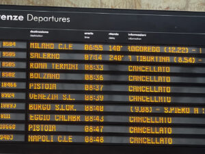 Caos treni, folla in attesa a Firenze Santa Maria Novella