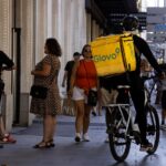 Milano, rider aggredito non consegna l’ordine: Glovo gli scala 16 euro