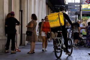 Glovo nella bufera in Spagna accusata di aver assunto falsi lavoratori autonomi