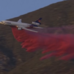 Incendi a Los Angeles, polvere rosa dal cielo per fermare le fiamme
