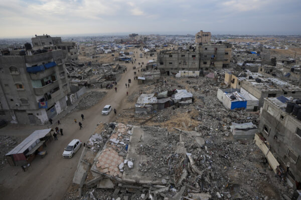 Gaza, Palestinesi sfollati tra gli edifici distrutti nel campo profughi di Khan Younis nella Striscia