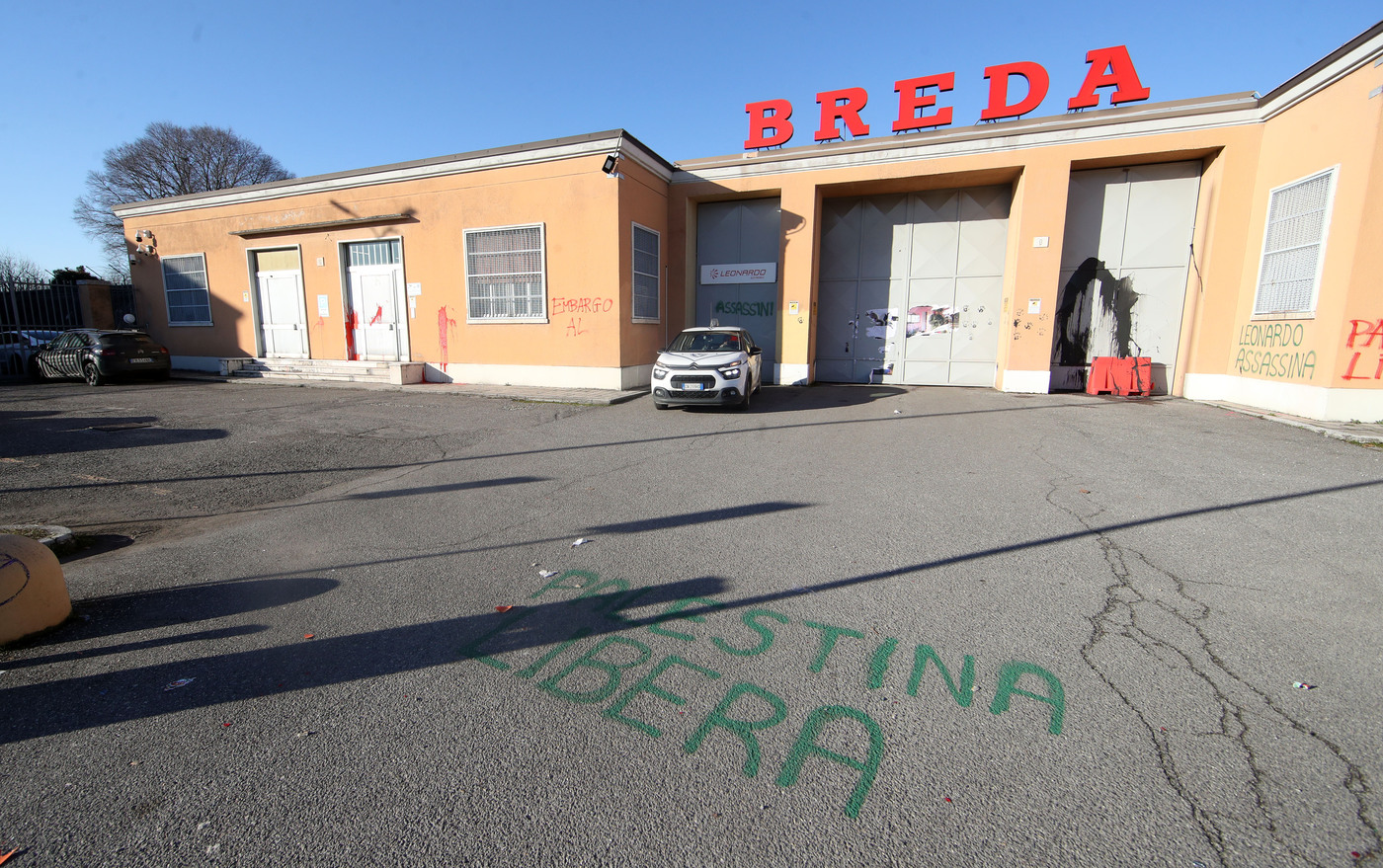 Brescia, Extinction Rebellion denuncia: “Spogliate in questura”