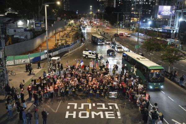 Protesta per rilascio ostaggi tenuti nella Striscia di Gaza dal gruppo militante Hamas a Tel Aviv