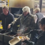 Incendi Los Angeles, il comico Jay Leno serve cibo ai vigili del fuoco