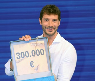 Ascolti Tv, De Martino cancella record Amadeus: 6.6 mln con Affari Tuoi