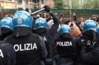 Bologna, scuole Besta - Sgombero al parco Don Bosco: scontri tra agenti polizia e attivisti