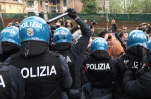 scudo penale - Bologna, scuole Besta - Sgombero al parco Don Bosco: scontri tra agenti polizia e attivisti