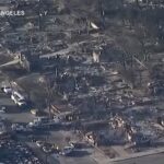 Incendi a Los Angeles, Altadena divorata dalle fiamme: la città vista dall’alto