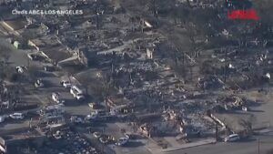 Incendi a Los Angeles, Altadena divorata dalle fiamme: la città vista dall’alto