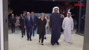 Giorgia Meloni, l’arrivo della premier ad Abu Dhabi