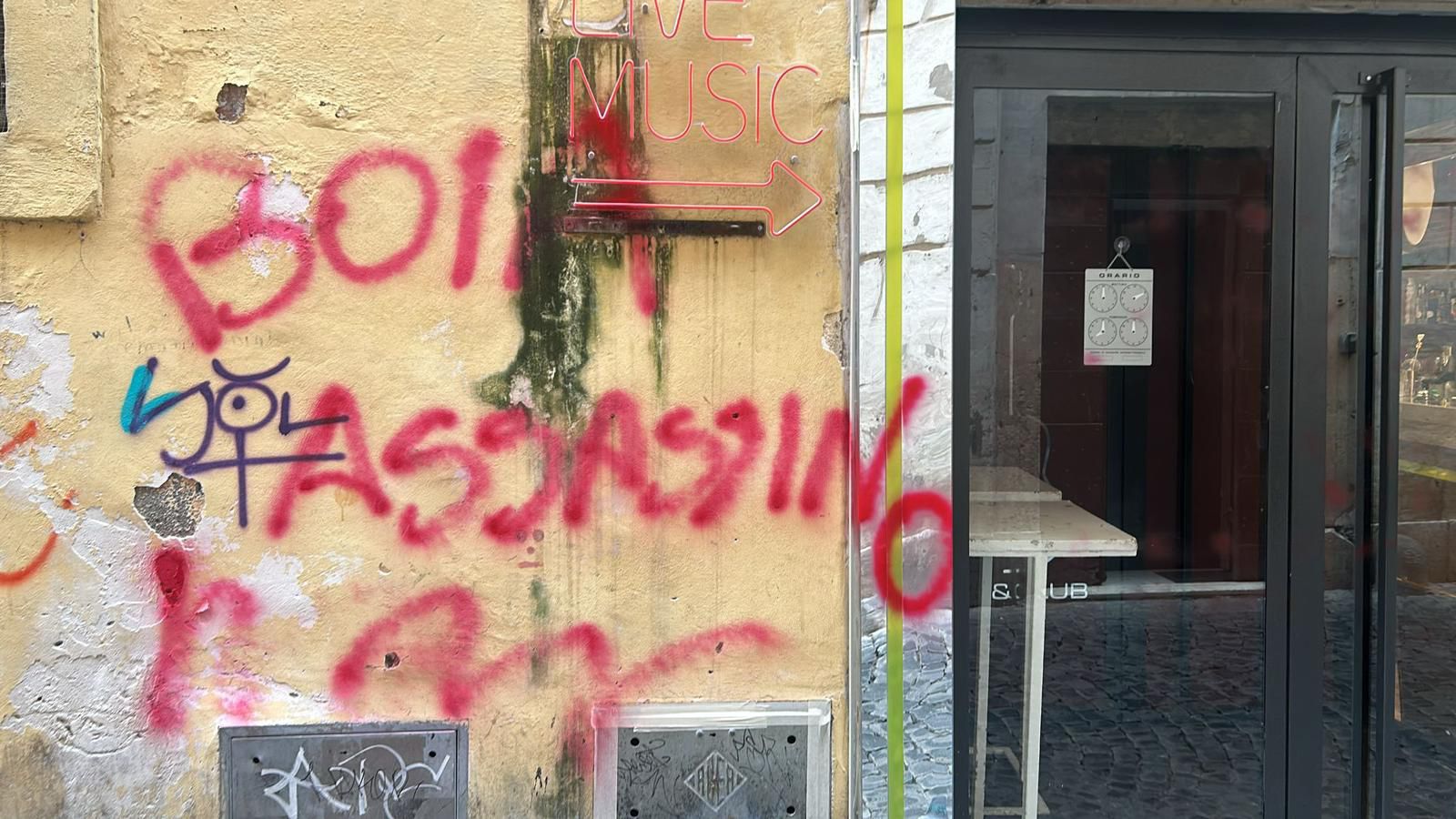 Roma, scritte no vax sul locale che ospita un evento con l’ex ministro Speranza