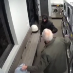 Inghilterra, 84enne mette in fuga un rapinatore in lavanderia