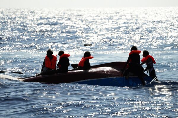 Migranti, nel Mediterraneo si rovescia barcone con 40 a bordo durante il salvataggio