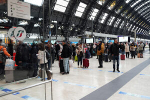 Milano, cancellazione e ritardi dei treni alla stazione centrale a causa di un guasto alla line elettrica